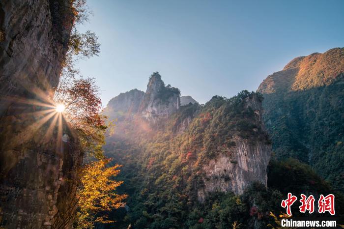 朝霞?！∏貪h忠 攝