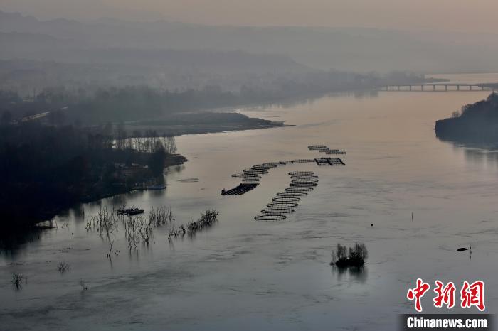 圖為冷水魚(yú)養(yǎng)殖?！±钣穹?攝