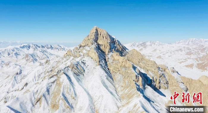 圖為山川被白雪覆蓋。　都蘭縣融媒體中心供圖