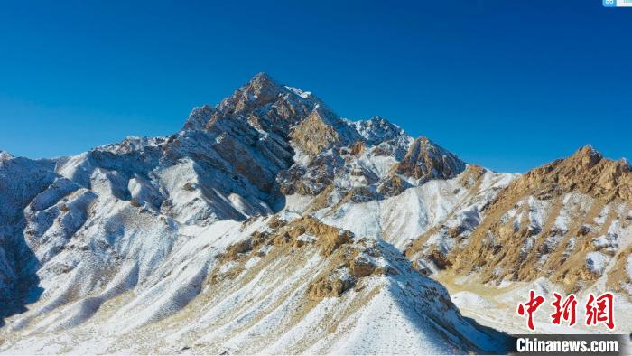 圖為山川被白雪覆蓋，與藍(lán)天相互呼映?！《继m縣融媒體中心供圖