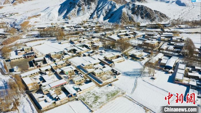 圖為鄉(xiāng)村被白雪覆蓋?！《继m縣融媒體中心供圖