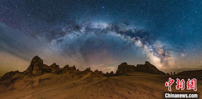 資料圖為冷湖賽什騰山天文臺址的星空?！±浜I(yè)園區(qū)供圖