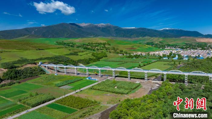 圖為引大濟湟西干渠的渡槽。(資料圖) 青海省水利廳 供圖