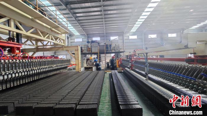 圖為張掖市宏能煤業(yè)有限公司煤矸石綜合利用項目現(xiàn)場。(資料圖) 錢大偉 攝