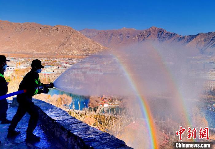 12月6日，布達拉宮消防救援大隊在布達拉宮山體林草區(qū)域開展?jié)窕ぷ?。　劉?攝