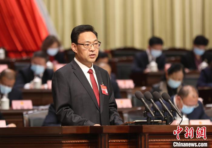 圖為青海省西寧市人民政府代市長石建平作政府工作報告?！∑钤鲚?攝