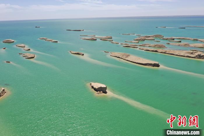 圖為海西州境內(nèi)的水上雅丹風(fēng)光?！≮w凜松 攝