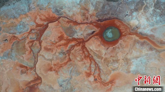 圖為海西州境內(nèi)的“網(wǎng)紅”景點(diǎn)“惡魔之眼”。　趙凜松 攝