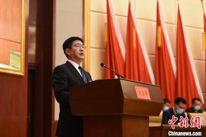 圖為青海省果洛州人民政府州長(zhǎng)葉萬(wàn)彬作政府工作報(bào)告?！　《嘟馨盒?攝