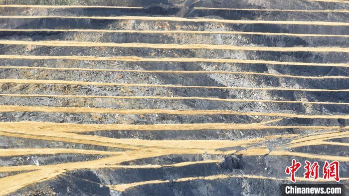 航拍圖為青海省海西蒙古族藏族自治州天峻縣木里礦區(qū)?！●R銘言 攝