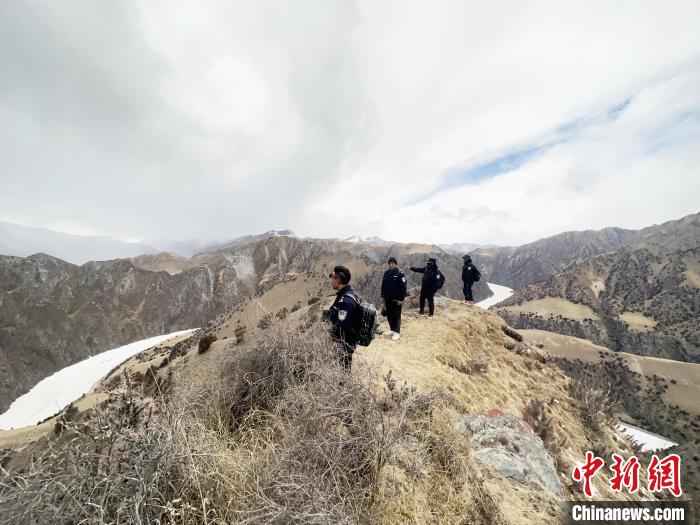 圖為曲麻萊縣崗當(dāng)村的生態(tài)管護(hù)人員開展巡護(hù)?！《“瓦_(dá)杰 攝