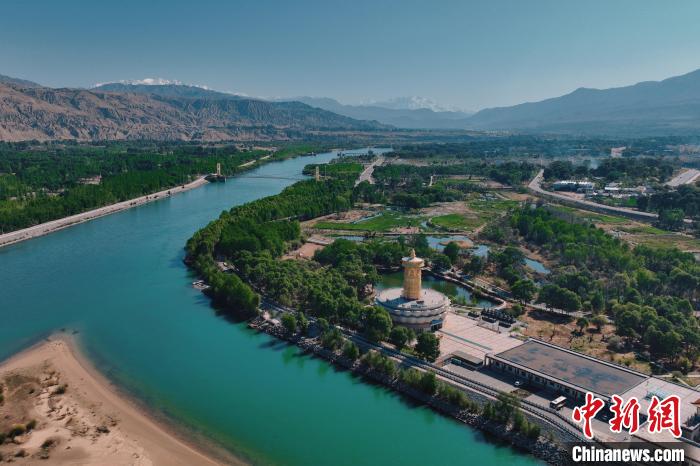 航拍青海貴德黃河岸畔綠意濃濃?！≮w凜松 攝