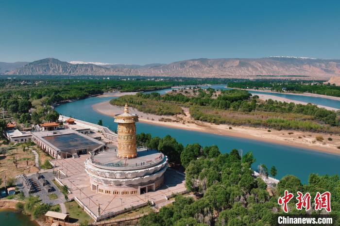 航拍青海貴德黃河岸畔綠意濃濃?！≮w凜松 攝
