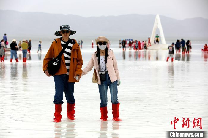 圖為游客在茶卡鹽湖之中?！⊙Φ?攝