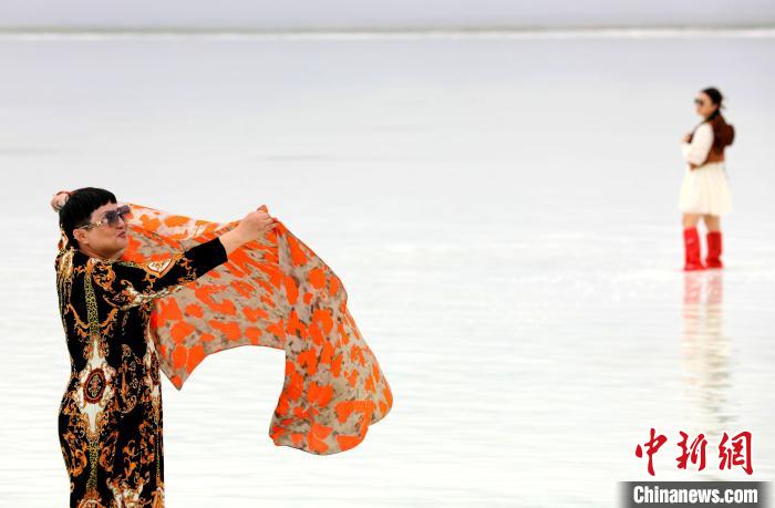 圖為游客在茶卡鹽湖拍照?！⊙Φ?攝