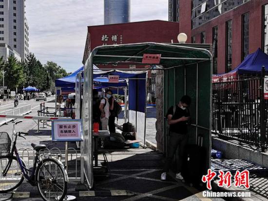 中國(guó)科學(xué)院大學(xué)校門(mén)外，豎立著“家長(zhǎng)止步”的提示牌。 中新網(wǎng) 張尼 攝