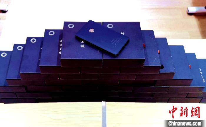 圖為西藏高山文化發(fā)展基金會(huì)向聶榮縣完全小學(xué)捐助的“電子健康體檢儀”。　于賓 攝