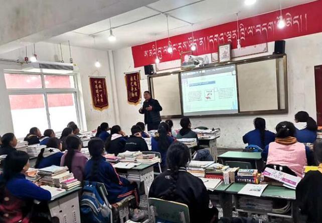 學(xué)生在免費輔導(dǎo)班上課?！∧岈敵?攝