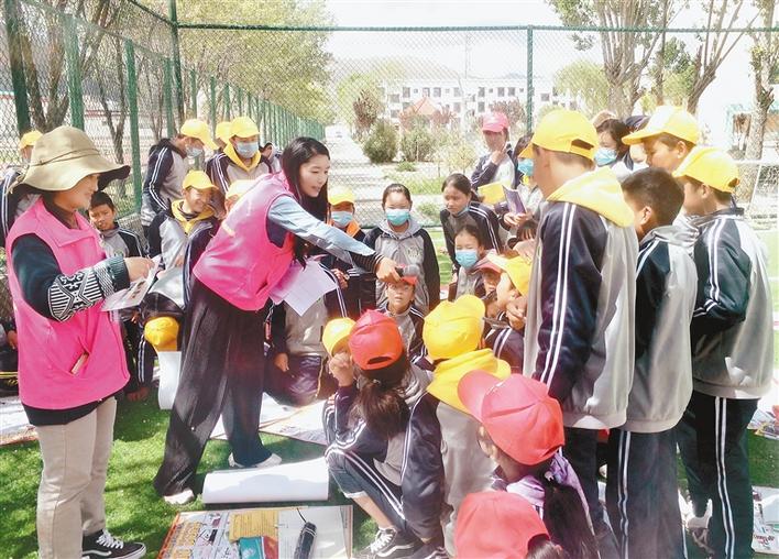 瓊結(jié)縣“四講四愛”宣講員在瓊結(jié)縣中學(xué)宣講。記者 段敏 攝.jpg