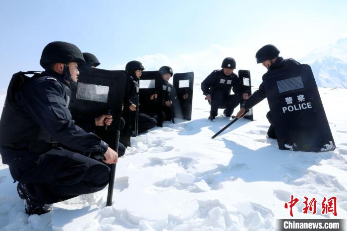 圖為扎西堅(jiān)參與隊(duì)友在巡邏途中?！≡鲌?jiān)參供圖