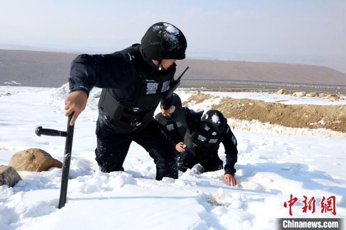 圖為扎西堅(jiān)參與隊(duì)友在巡邏途中?！≡鲌?jiān)參供圖