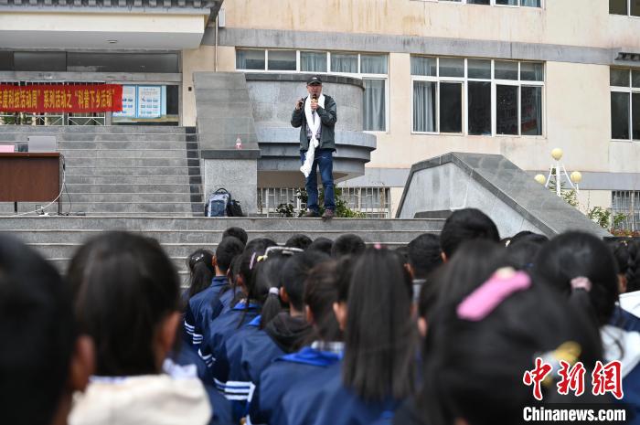 圖為西藏大學(xué)教授寧長(zhǎng)春為中學(xué)生授課?！≮w朗 攝