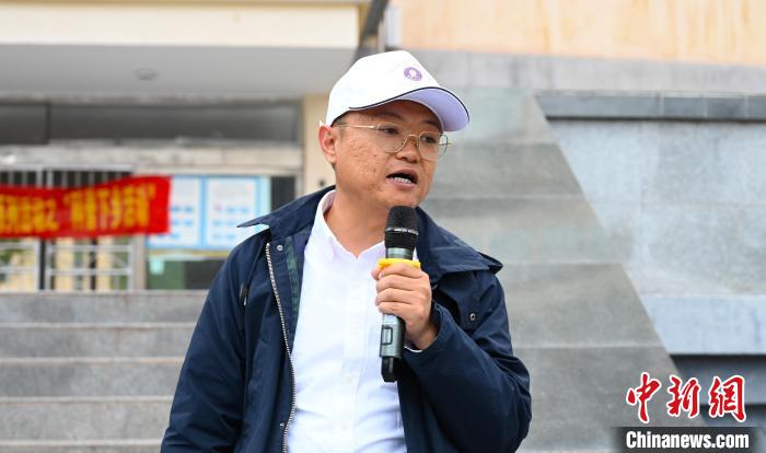 圖為西藏大學(xué)教授李昊為中學(xué)生授課?！≮w朗 攝