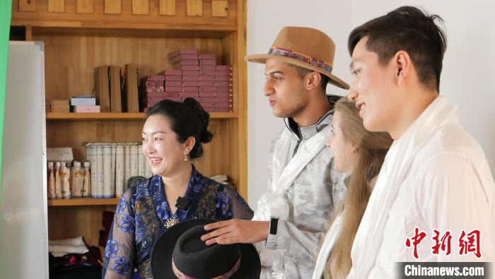 圖為留學生們正在直播帶貨?！≈x牧 攝