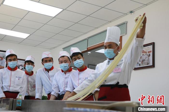 甘肅推特色企業(yè)新型學徒制培訓：企校合作、工學交替