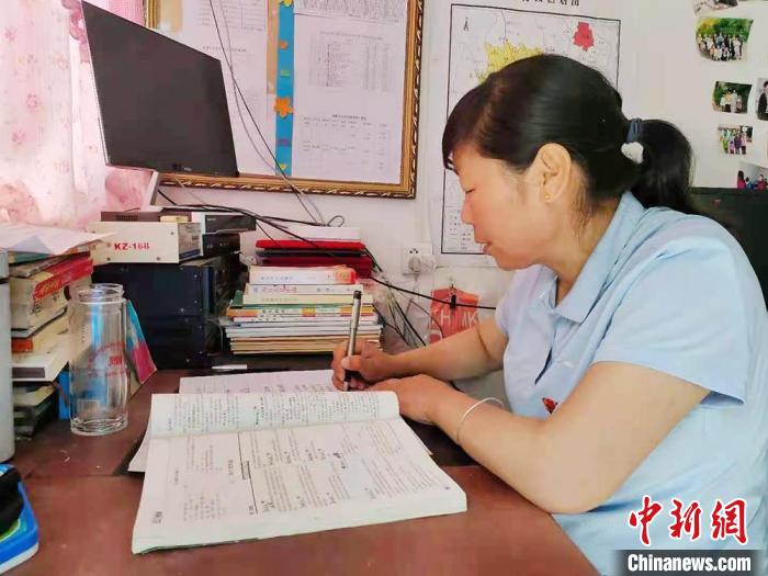 甘肅環(huán)縣“全能老師”堅守“麻雀學(xué)?！保簩W(xué)生在，我就在