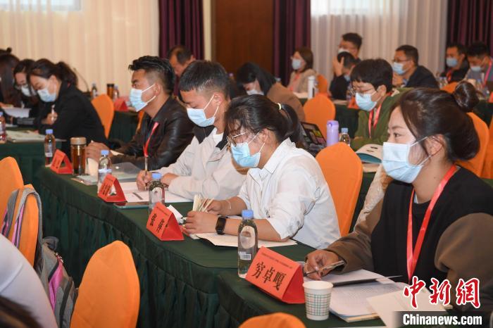 圖為第十五期全國(guó)預(yù)防青少年違法犯罪工作理論與務(wù)實(shí)高級(jí)研修班學(xué)員正在上課?！∝暩聛?lái)松 攝