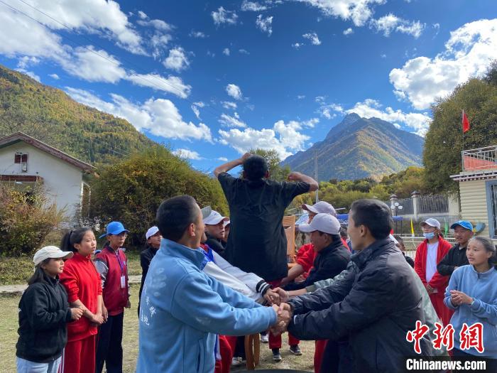 圖為學(xué)生們?cè)谖鞑匕退纱肭嗌倌昊顒?dòng)營(yíng)地開展趣味活動(dòng)。　西藏青少年實(shí)踐教育基地供圖