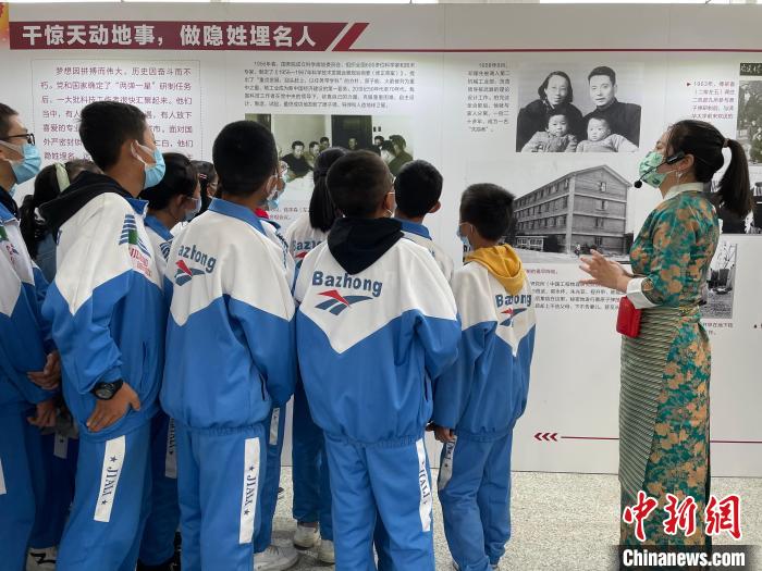 圖為學(xué)生正在聽講解員講解?！≈x牧 攝