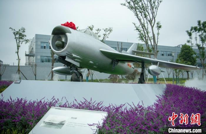 園林式戰(zhàn)斗機博物館內展示的“殲5甲”飛機?！⒅铱?攝