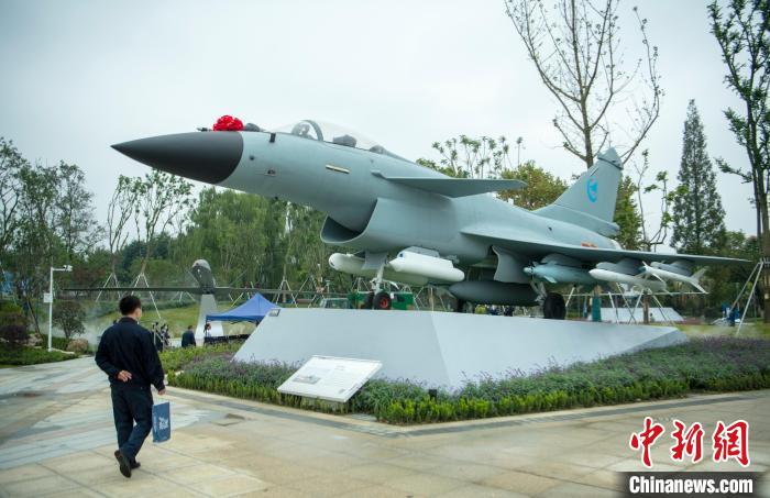 園林式戰(zhàn)斗機博物館內展示的“殲10C”飛機。　劉忠俊 攝