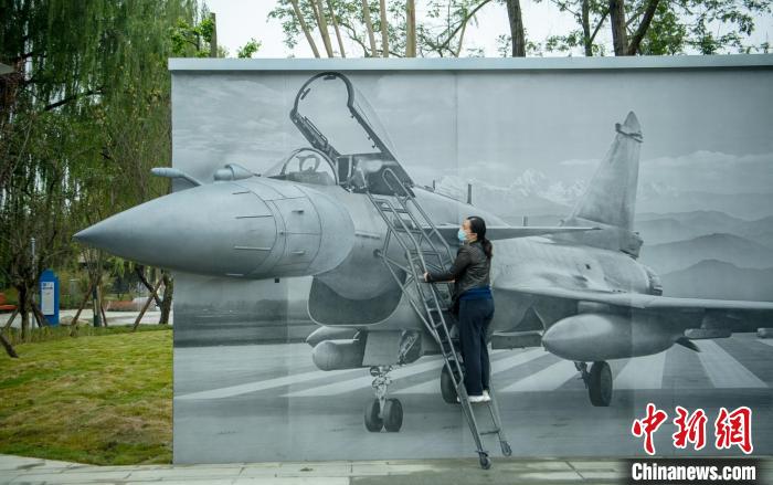 “猛龍出擊”互動墻前市民體驗登機場景。　劉忠俊 攝