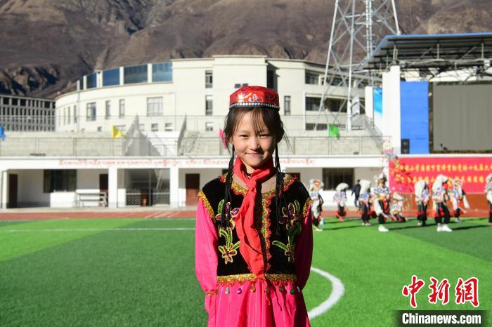 圖為加查縣安繞鎮(zhèn)小學回族學生馬萍?！∝暩聛硭?攝