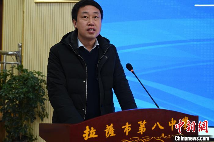 圖為城關(guān)區(qū)委副書記、區(qū)委教育工作領(lǐng)導小組組長汪鋒致辭?！≮w朗 攝