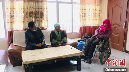 圖為仁欠卓瑪一家在房間里愉快的聊天。　都蘭縣委宣傳部 供圖 　　