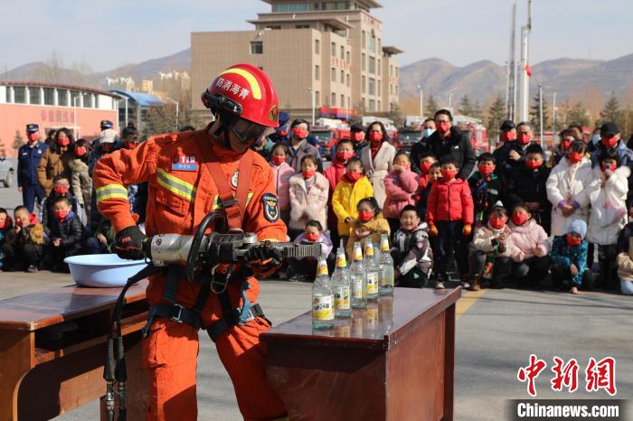 圖為消防救援人員技能展示。　楊龍建 攝