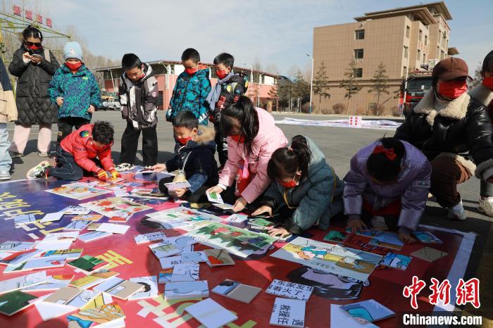 圖為小朋友們參加趣味游戲活動。　楊龍建 攝