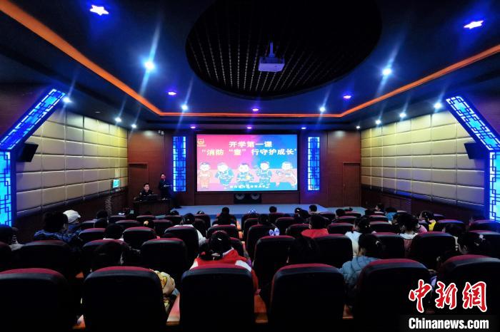 圖為小朋友們上消防安全知識教育課。　楊龍建 攝