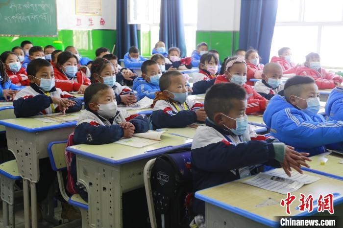 圖為學(xué)生學(xué)習(xí)七步洗手法?！●R銘言 攝