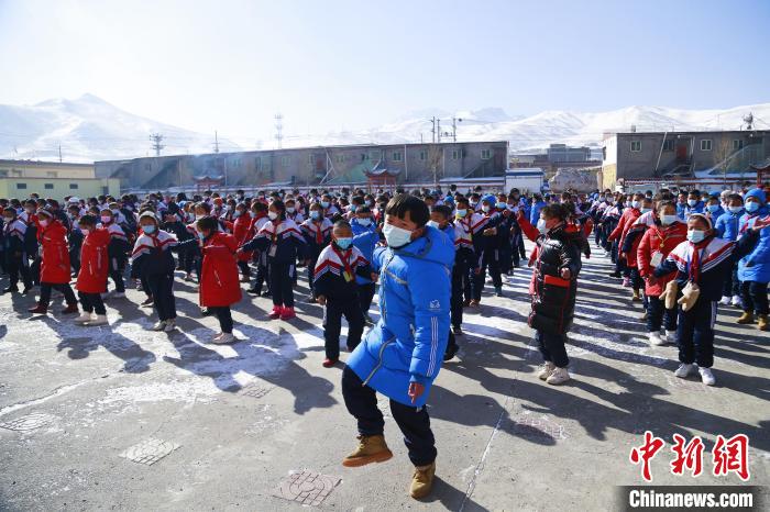 圖為學(xué)生跳起歡快的藏族舞蹈迎接新學(xué)期。　馬銘言 攝