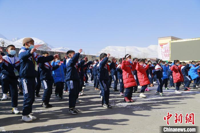 圖為學(xué)生跳起歡快的藏族舞蹈迎接新學(xué)期?！●R銘言 攝