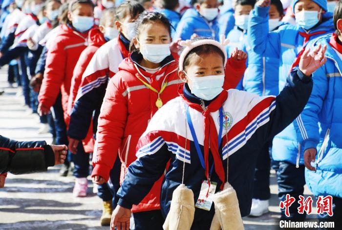 圖為學(xué)生跳起歡快的藏族舞蹈迎接新學(xué)期。　馬銘言 攝