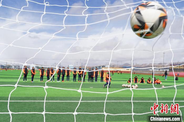 圖為孩子們進(jìn)行射門(mén)訓(xùn)練?！●R銘言 攝