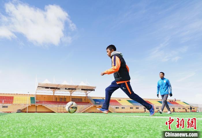 圖為一名男孩運(yùn)球射門(mén)?！●R銘言 攝