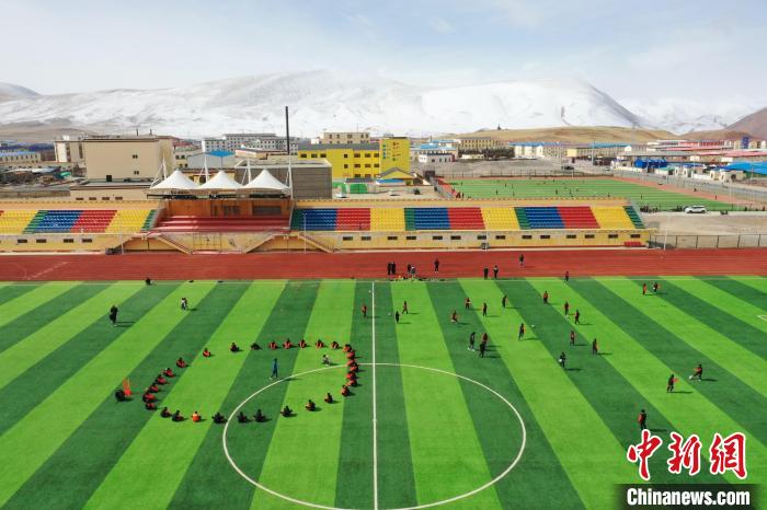 航拍曲麻萊縣足球場(chǎng)?！●R銘言 攝