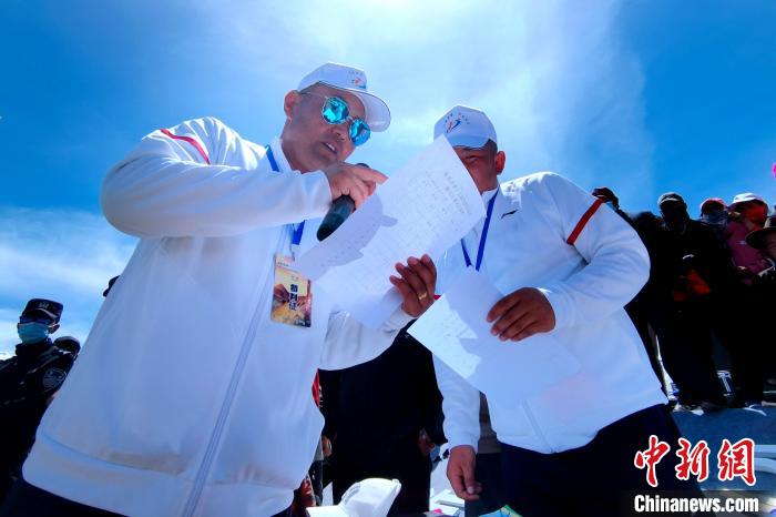 圖為裁判員統(tǒng)計(jì)牧民運(yùn)動(dòng)項(xiàng)目比賽成績?！±铍h 攝